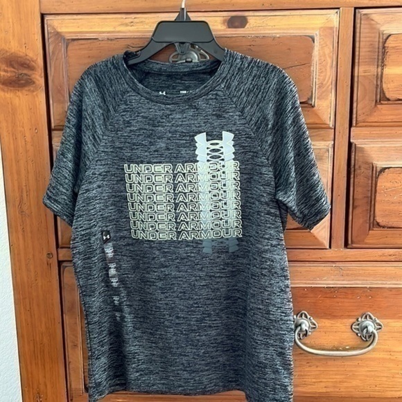 NWT Under Armour Boy’s Gray Tee Size Youth Small - Picture 1 of 7